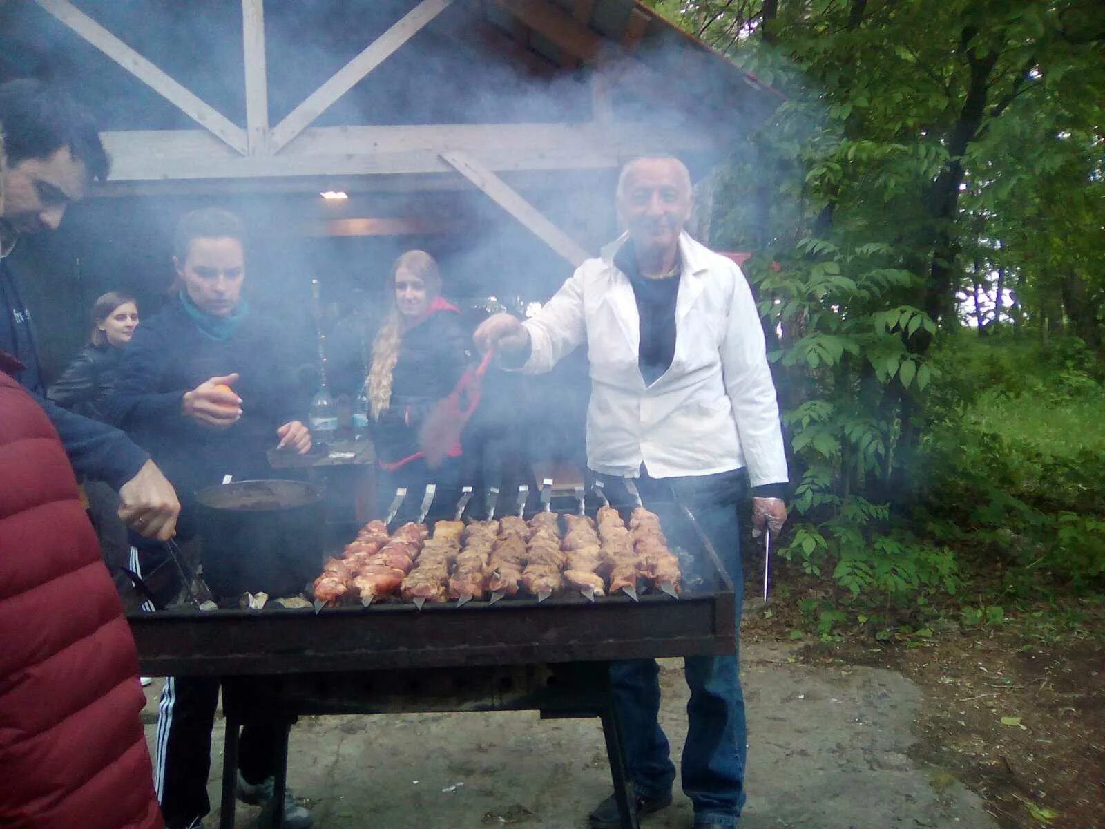 Заказ шашлыка в нижнем новгороде. Обед шашлык. Шашлык от. Шашлыки на турбазе. Жарим шашлык.