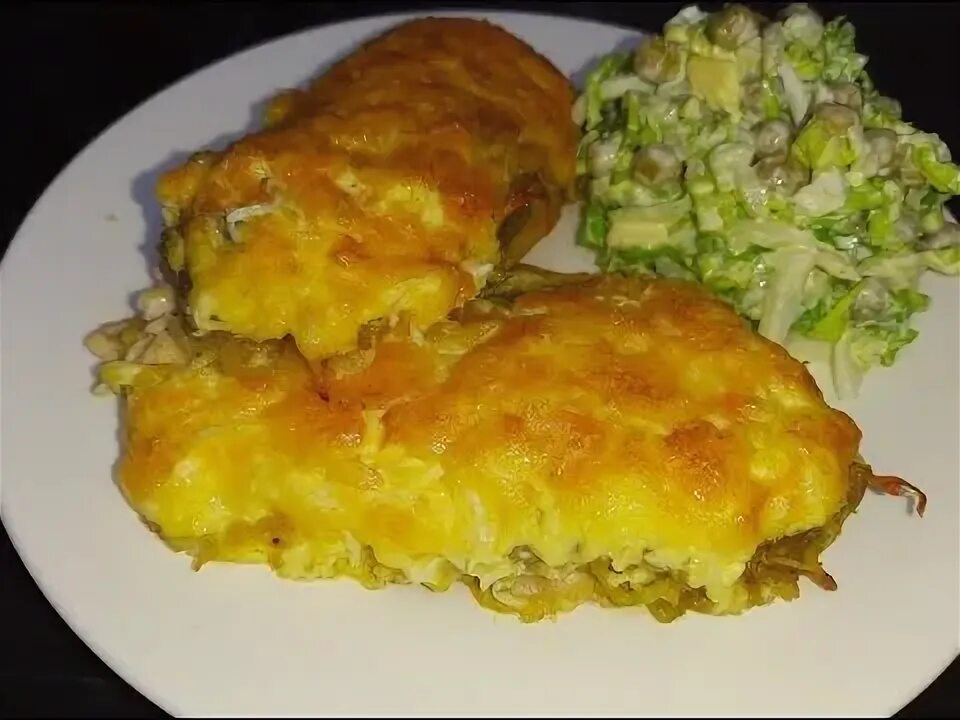 Куриное филе под картофельным. Куриное филе в картофельной шубке. отбивная в картофельной шубке. филе под картофельной шубой. филе в картофельной шубке в духовке.