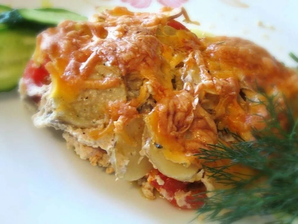 Курица запеченная с морковью. Сочная курочка под сырной «шубкой». куриное филе запеченное с грибами. курочка под шубой. курица под картофельной шубкой.