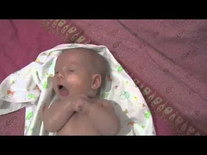 2 месяца высовывает язык