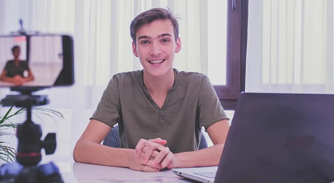 Ян топалов видеоблогер. Блоггер мужчины фото за работой. Человек снимает селфи. Мужик блогер старый по телефонам. Блогер мен.