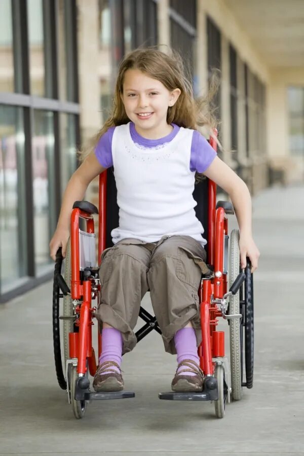 Выяснилось что ребенок инвалид. Ребенок в инвалидной коляске. Детки в инвалидных колясках. Коляска для детей инвалидов. Ребенок в инвалидном кресле.