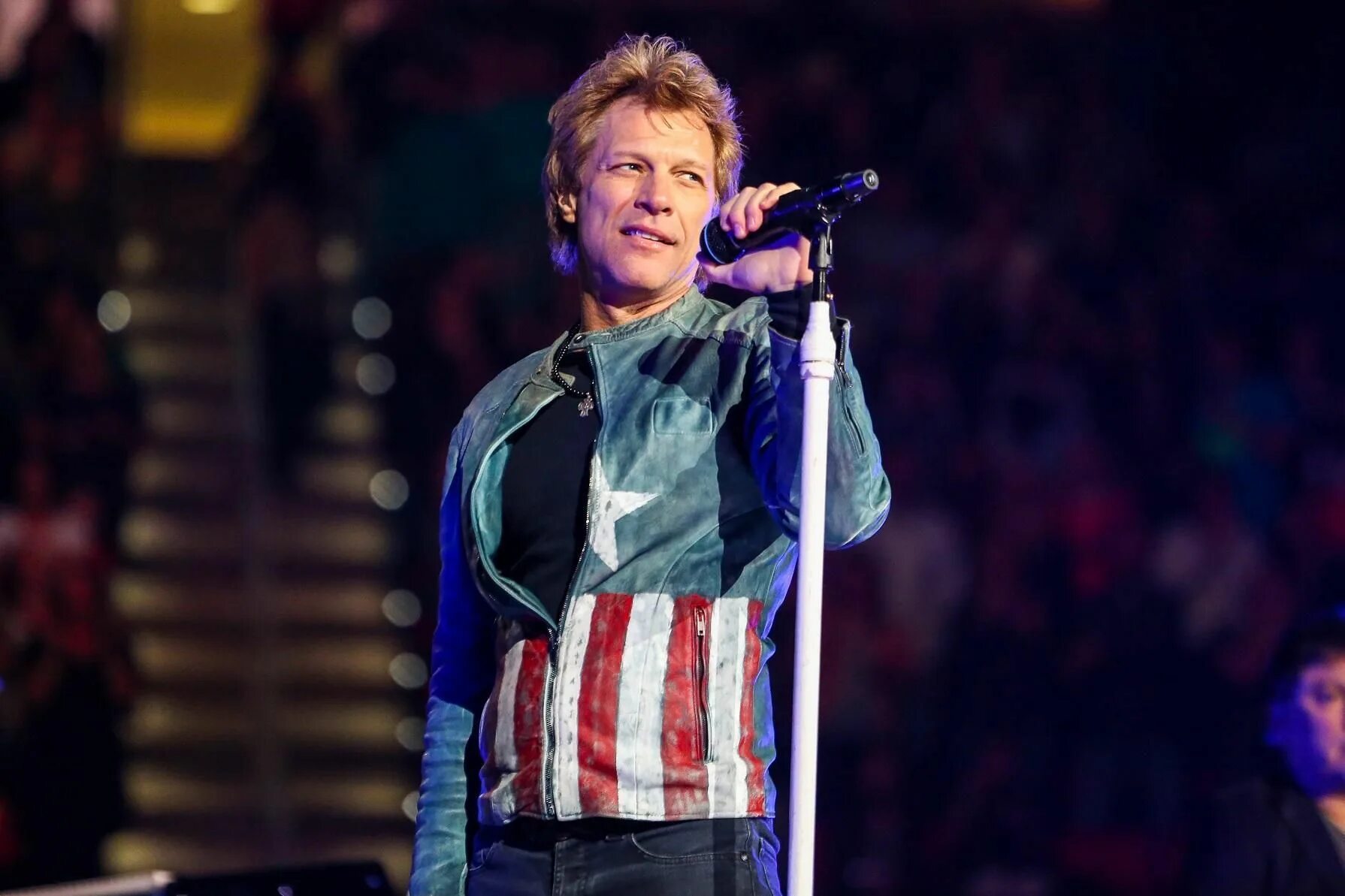 Bon jovi концерт видео. Джови Джон Бон. Бон Джови на сцене. Джон Бон Джови в молодости на сцене. Джон Бон Джови в молодости.