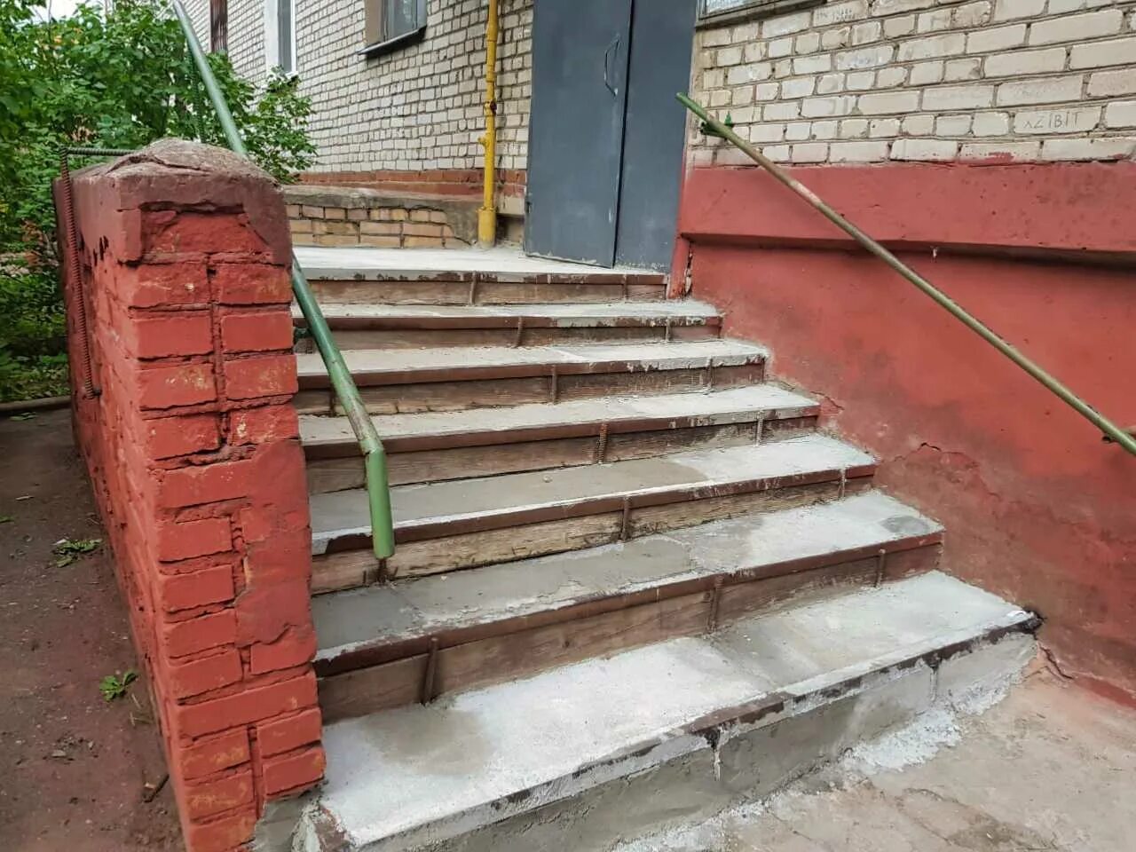 Плитка для ступеней для крыльца. Отделка крыльца. Перила для крыльца. Ступени отделанные брусчаткой. Форма ступеней крыльца.
