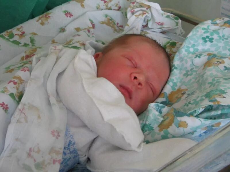 1 го месяца после. Новорожденные дети. Новорожденные малыши в роддоме. Новорождённый ребёнок фото в роддоме.