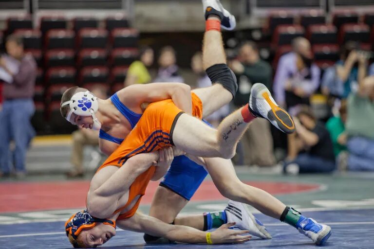 School wrestling. School wrestling. Реслинг в америке борьба в наушниках. Спорт школа борьба гримм кокаридского мухаммад. High school wrestling.