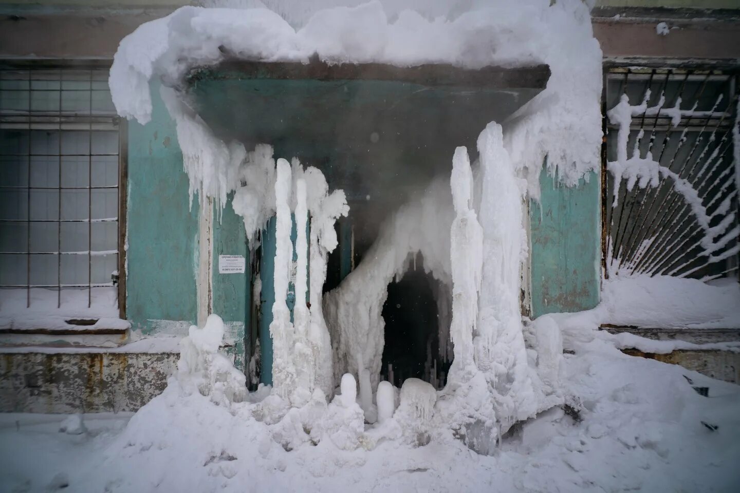 Солнце обойдя дом заглядывало под сосны. Воркута зимой. замерзший дом. замороженный дом. воркута замерзшие дома.