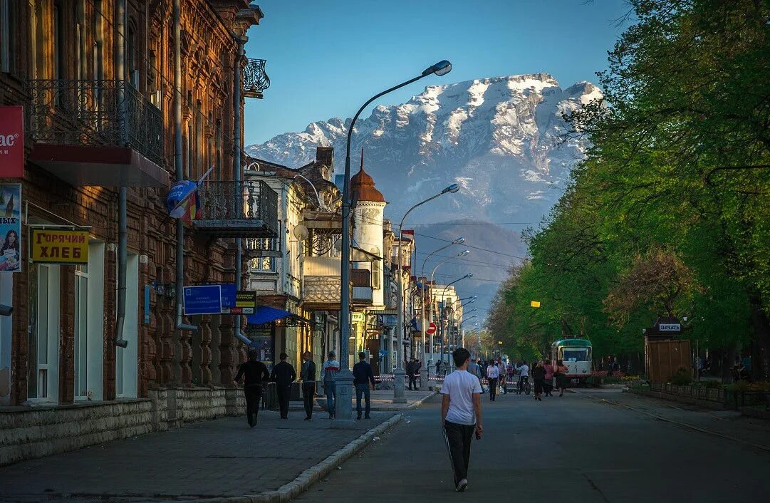 Б кавказ город. Город Владикавказ Северная Осетия Алания. Город Владикавказ столица Республики Северная Осетия. Владикавказ Центральная улица.