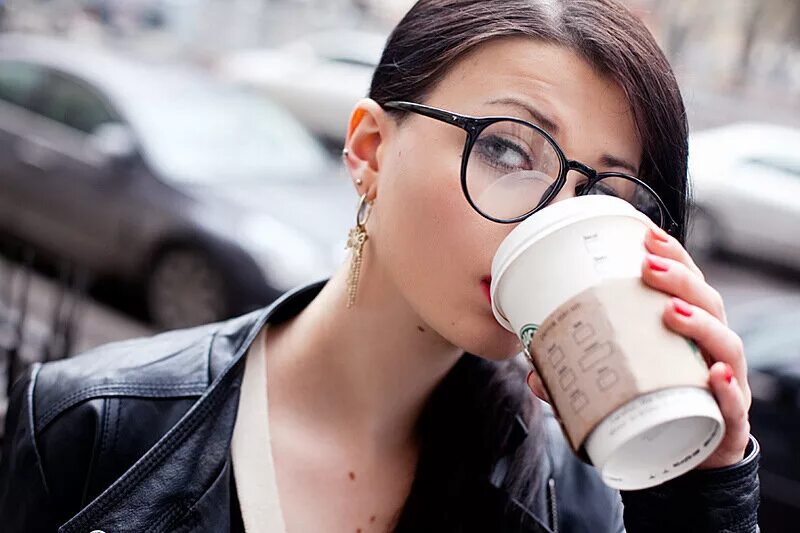 Девушка с кофе. Девушка пьет кофе. Девушка со стаканчиком кофе. Девушка с кофе в очках. Попили улицу