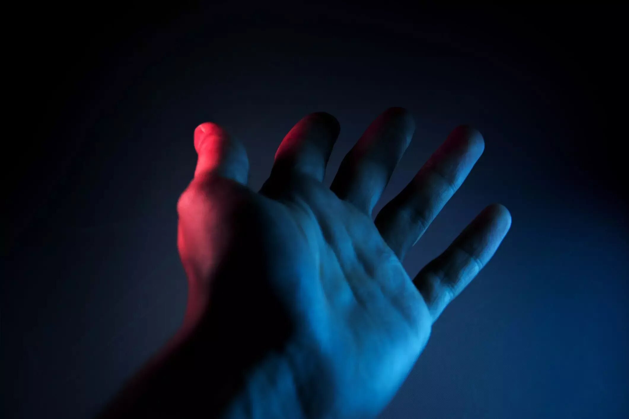 Синяя рука. Свет на коже. Цифровая рука и реальная.