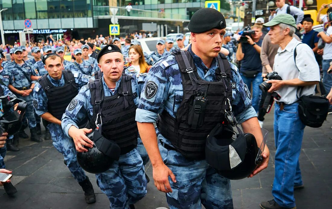 Россия после митингов. Митинг в Москве. Репортажная фотография митинг. Избиения на митинге в Москве.