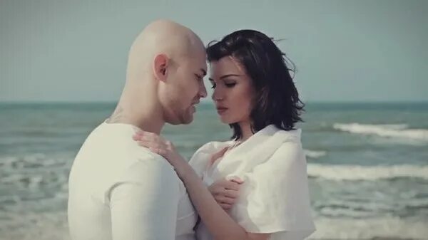 Как называется песня в клипе которой