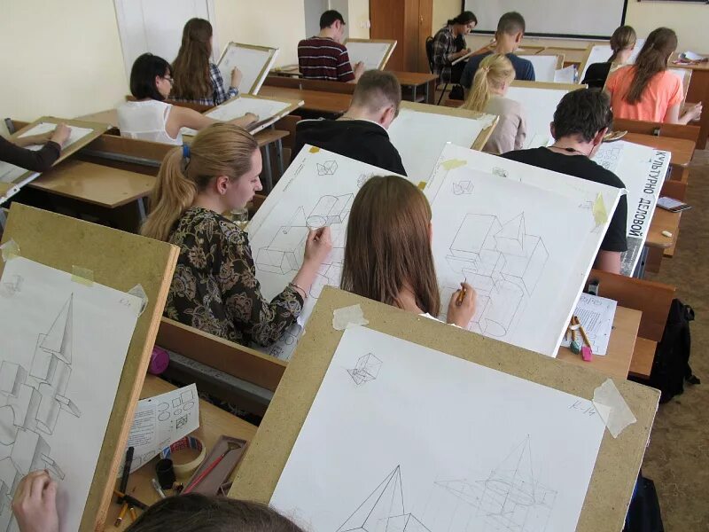 Урок рисования в школе. Изо в школе. С какого класса искусство. Занятия в художке. Урок изо в школе.