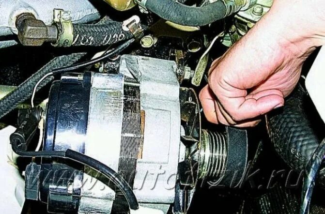 Как снять генератор 406. Газ соболь 2752 генератор. генератор змз 406. генератор на газ 2217 2017 года генератор двс 402. провода генератора 406 двигатель.