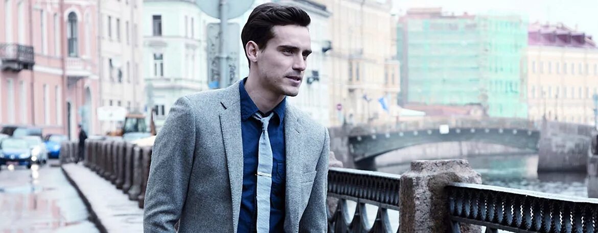 богатый мужчина в кресле. Fashion man. мужчина сидит и курит. To be well dressed. стильный образ для мужчины.