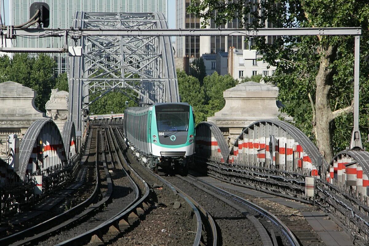 Железная дорога париж вена. Mf01 Paris Metro. Метро Парижа поезд MF 01. Вокзал Аустерлиц Париж. Поезд на Париж.