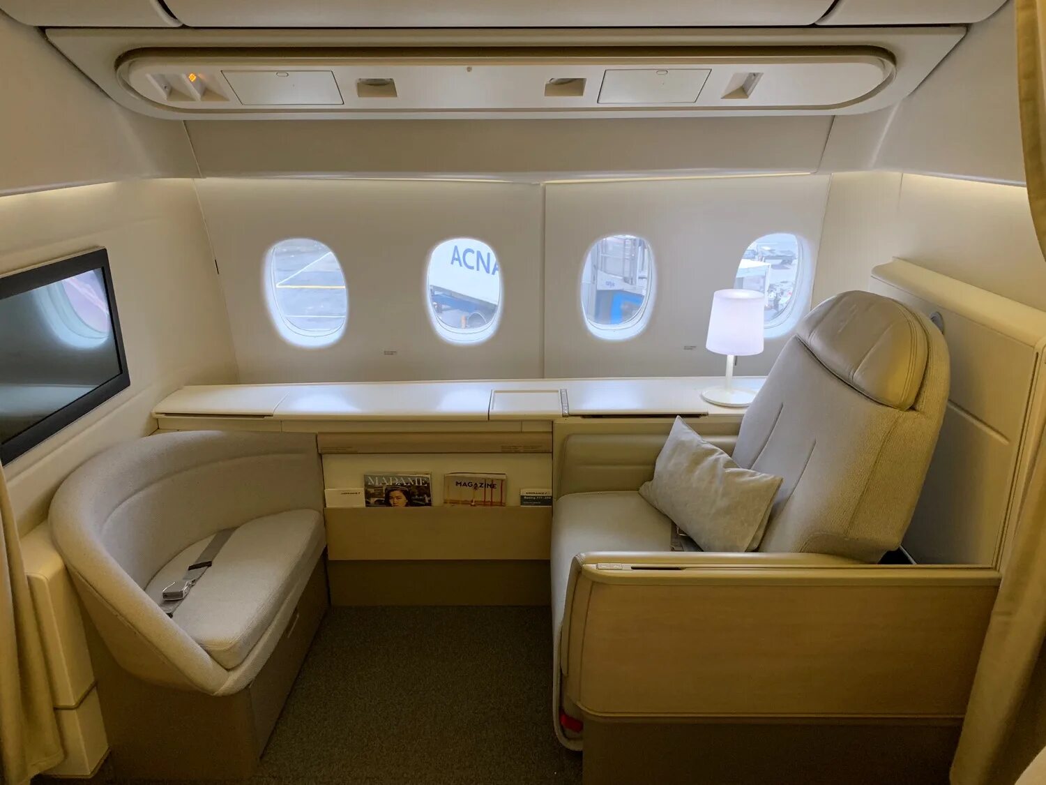 Air China 777 300 er first class. 777 First class. Emirates 777-300er first class. Первый класс Боинг 777 Эмирейтс.