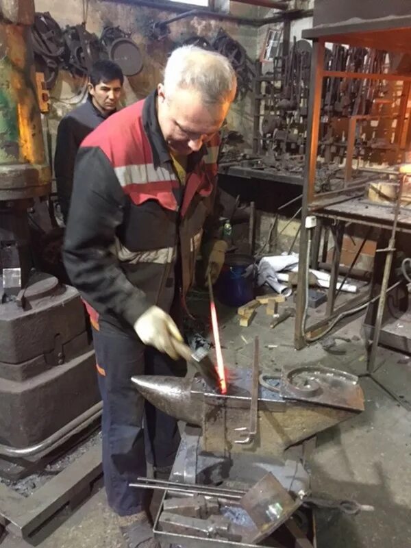 Вёлунда кузница антон. Магазин кузнецов. Магазин ковки кузнеца. Кузница велунда белка. Кузница кованые изделия.