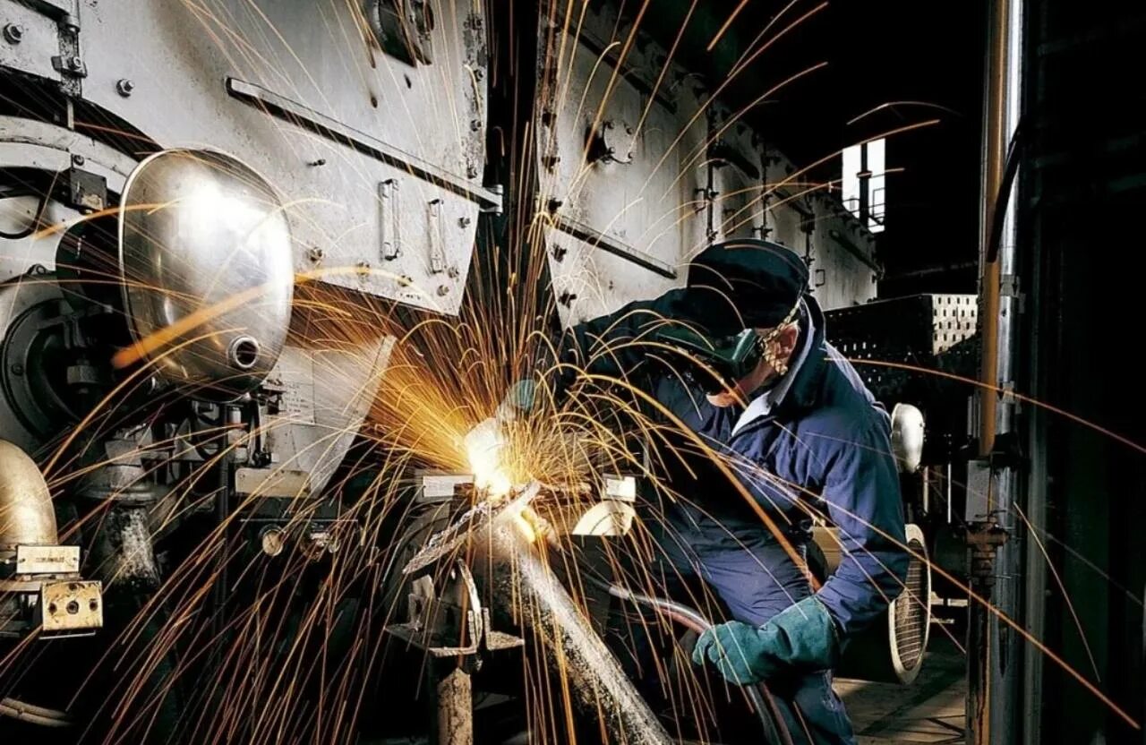 Сварщик предприятия. Фрезерная обработка металла. Сварка металла. Сварщик предприятия. Сварочный цех.