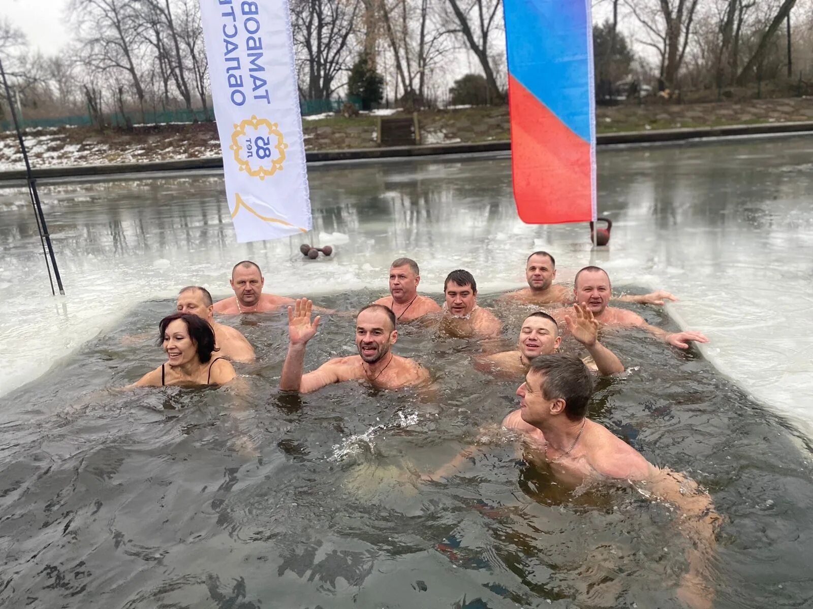 Купание в проруби. Зима в мичуринске фото. Яблоки на снегу мичуринск плавание. Закаленная россия сильная страна. Моржи вдв фото.