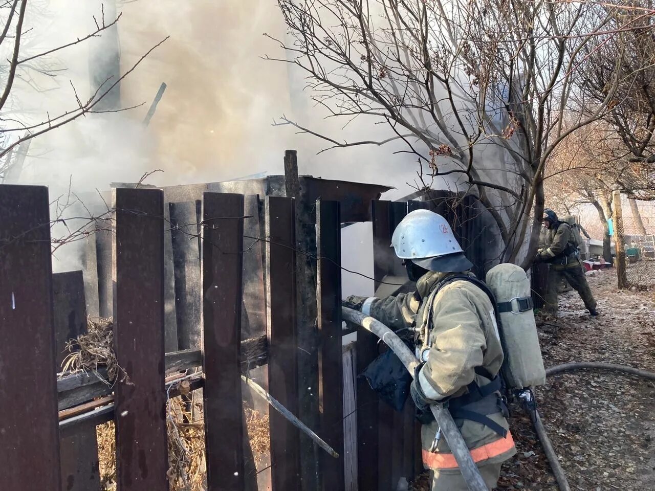 Поселок калинина среднеахтубинский район волгоградская область. Сгоревший забор. Пожар фото. Пожары в Волгоградской области. Пожар на заводе.