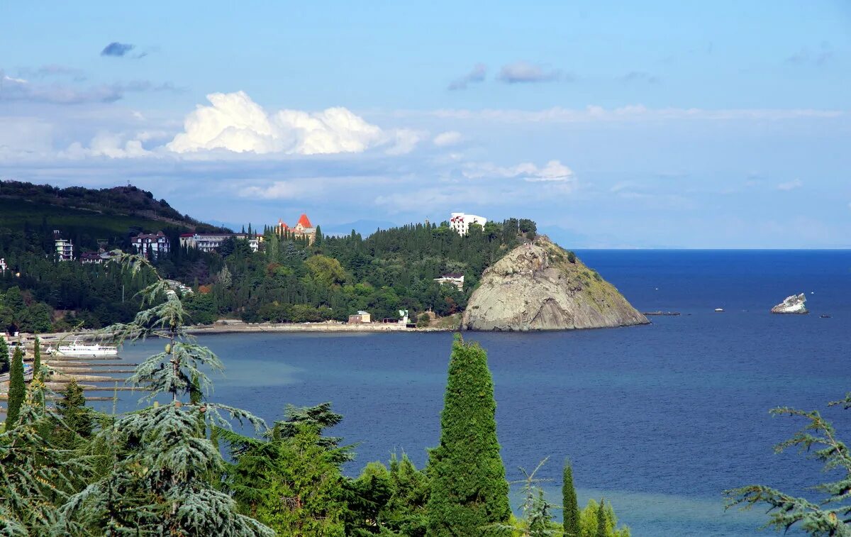 Алушта Утес мыс Плака. Партенит мыс Плака. Мыс Плака и поселок Утес. Утес Партенит Крым мыс Плака.