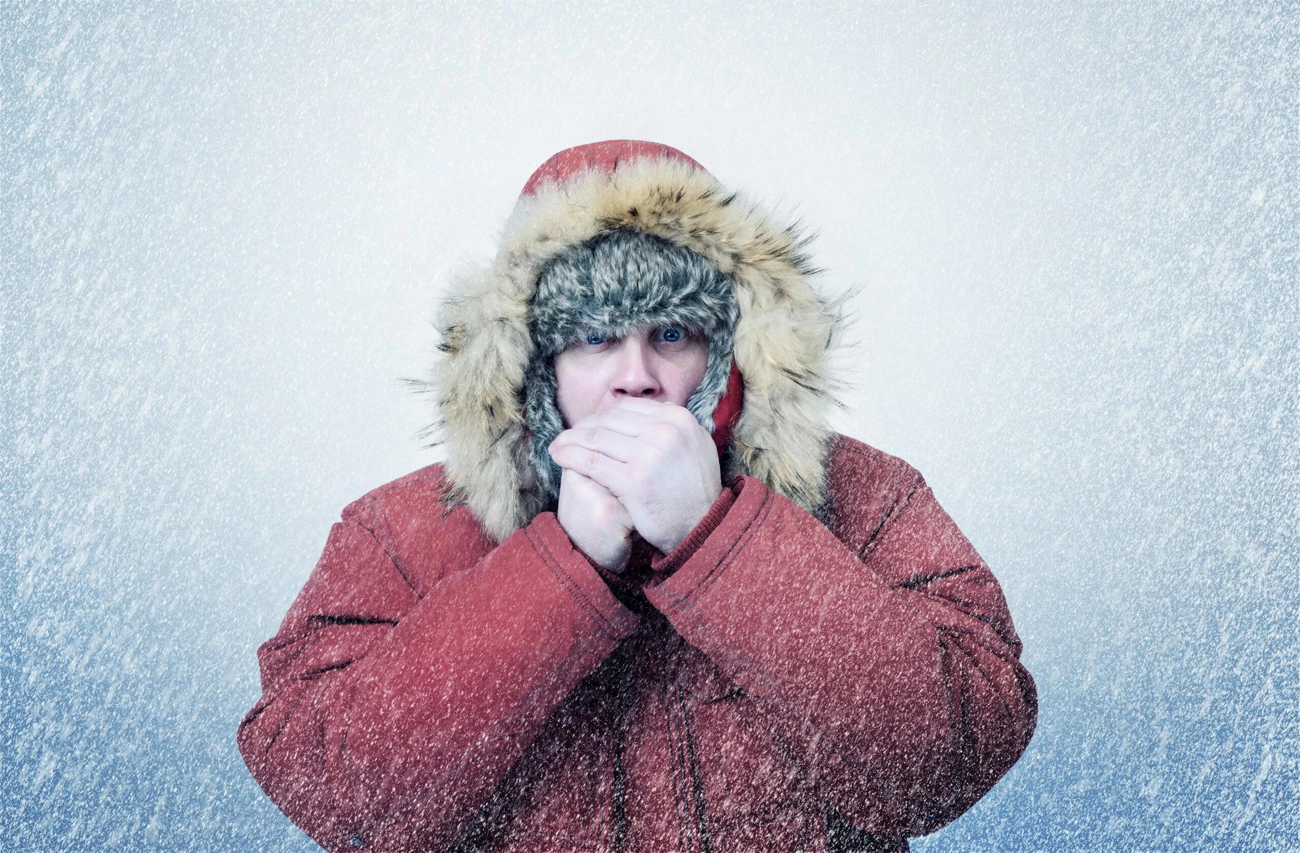 Russia winters are cold. Человек мерзнет. Люди зимой. Человеку холодно. Мужчина замерз.