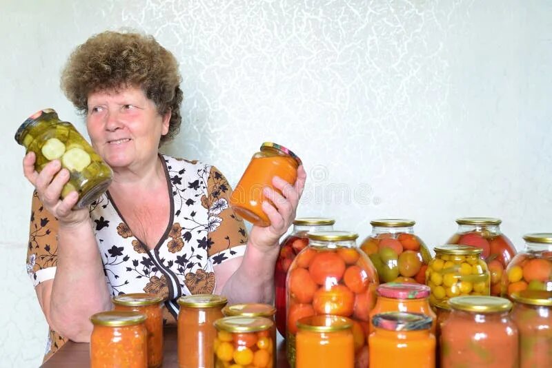 Женщины консервы. Женщины консервы. Женщина с консервацией. Женщина с банками консервация. Женщины консервы.