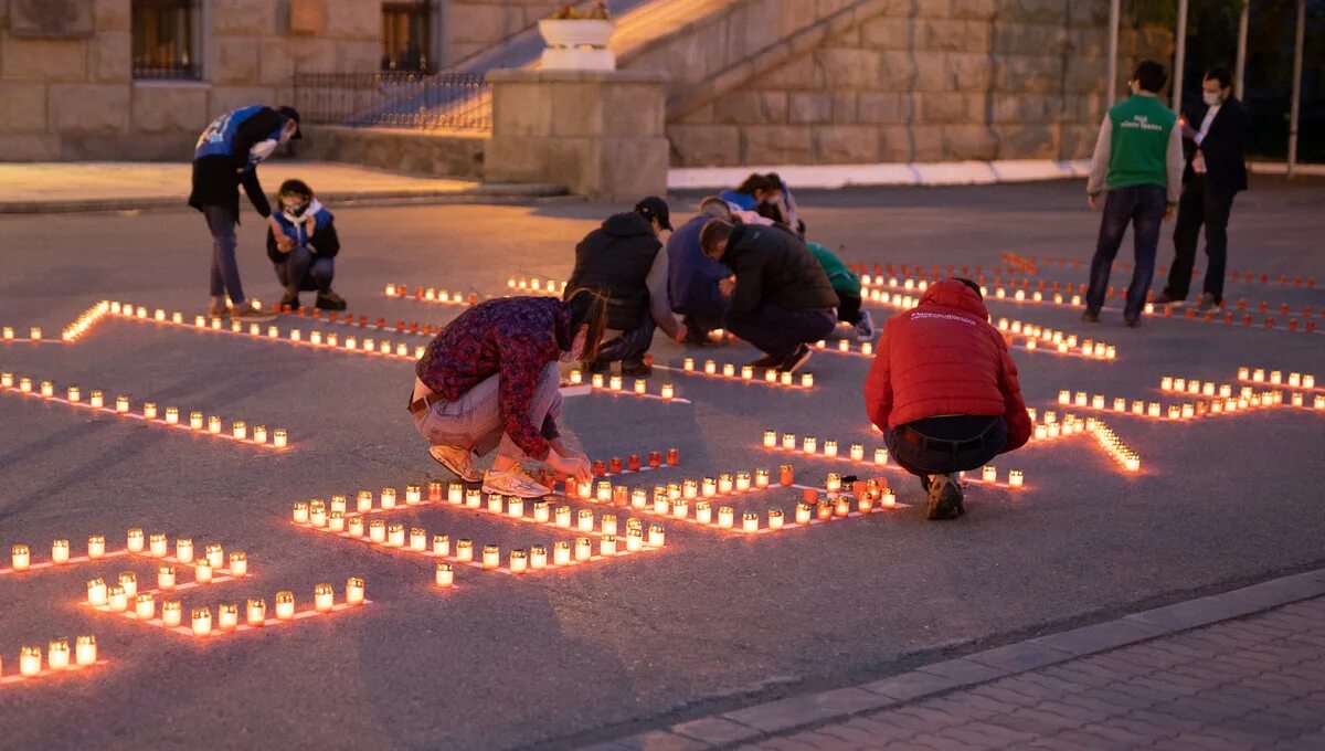 Luminary 1000 свечей. 1000 Из свечей. Акция 1000 свечей. Акция свеча памяти фото. Что выкладывают из свечей 22 июня.