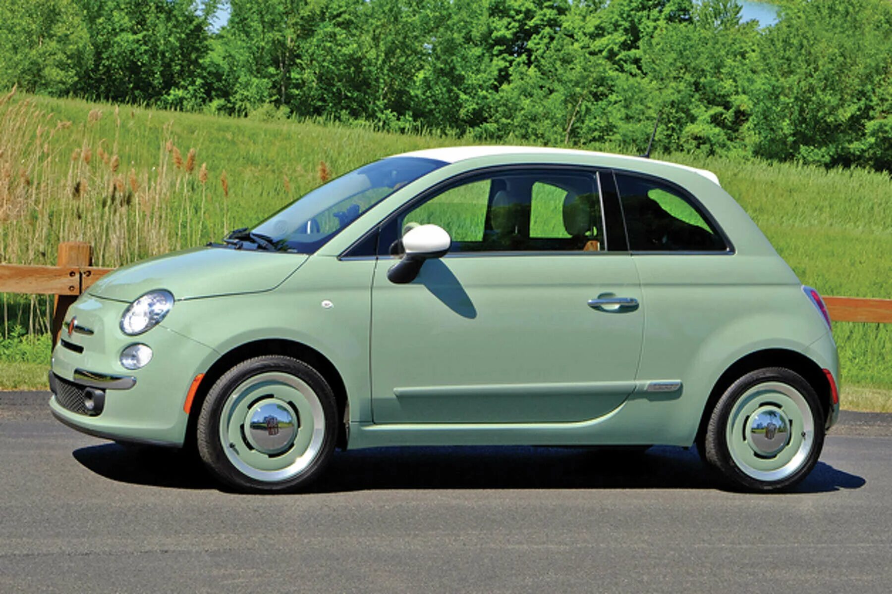 Куплю сразу авто. Fiat 500c. Fiat 500 ретро. Фиат Жук 2021. Экономичные автомобили.