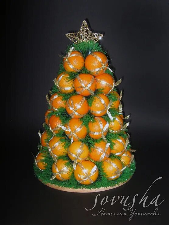 Новогодняя ёлка из мандаринов. Елочка из мандаринов на новогодний. Елка из мандаринов на новый год. Елка из мандаринов на новый год. Новогодняя еда из мандаринов.