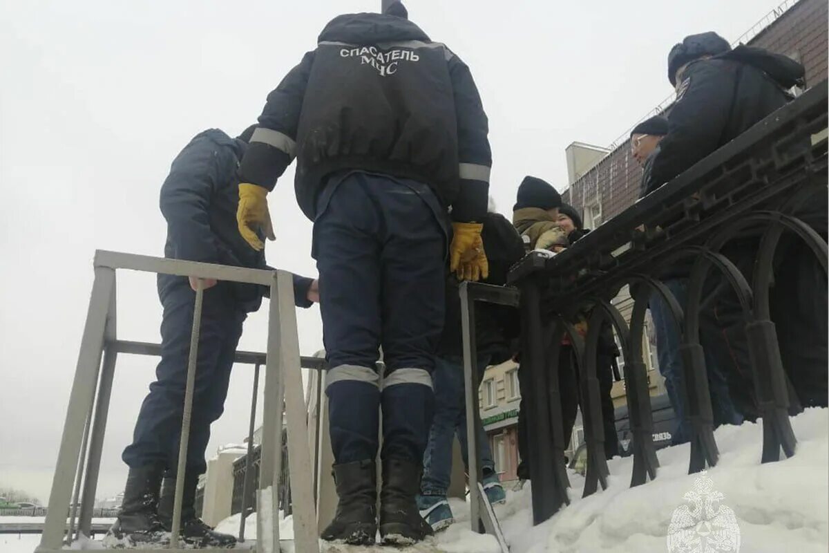 1020 от 04.12 2025 мчс. Спасатель мчс. спасатель мчс для детей. фильм про спасателей мчс. спасатели мчс россии фото.