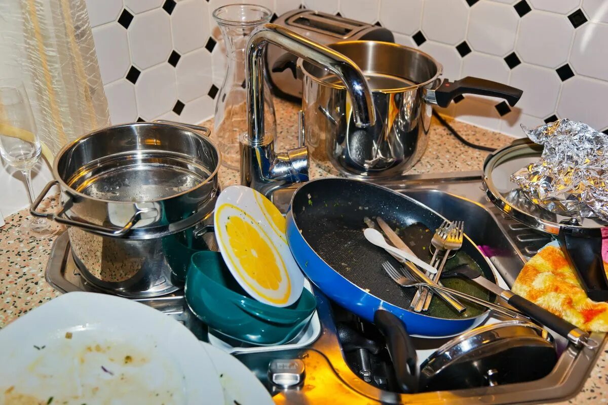 Почему посуда не мыта. Грязная посуда. Гора посуды. Грязная посуда в раковине. Грязная посуда на кухне.
