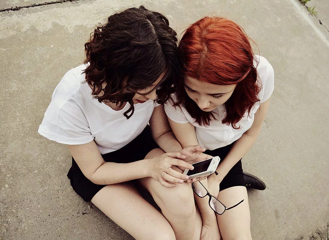 Подруги сделали раба. Рыжая и брюнетка. рыжая и брюнет. рыжая и брюнетка подруги. две девочки брюнетка и рыжая.