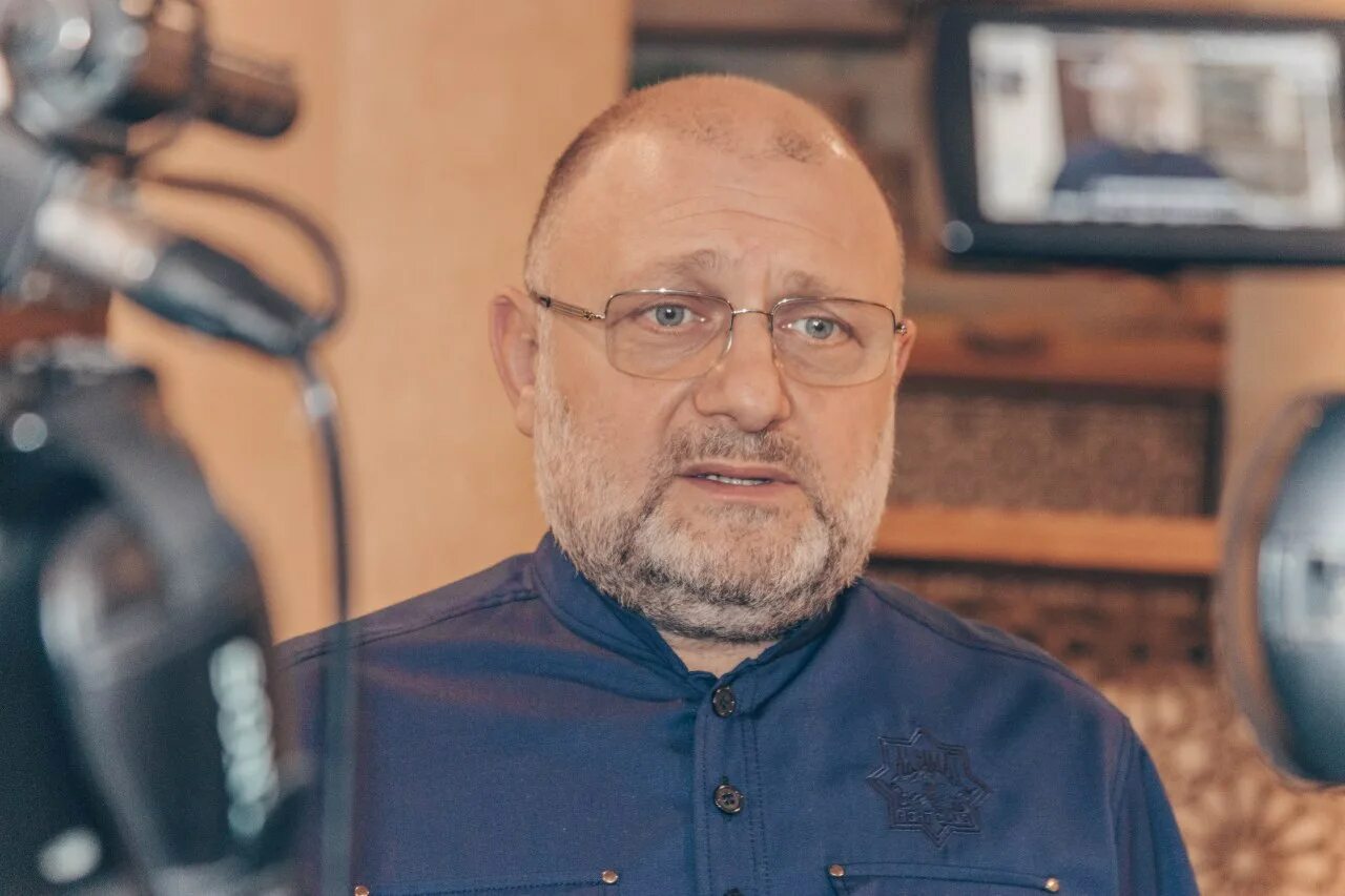 Джамбулат умаров лдпр. Джамбулат умаров абрек иллюстрации. Джамбулат умаров абрек книга. Джамбулат умаров абрек иллюстрации. Джамбулат умаров российский сценарист.