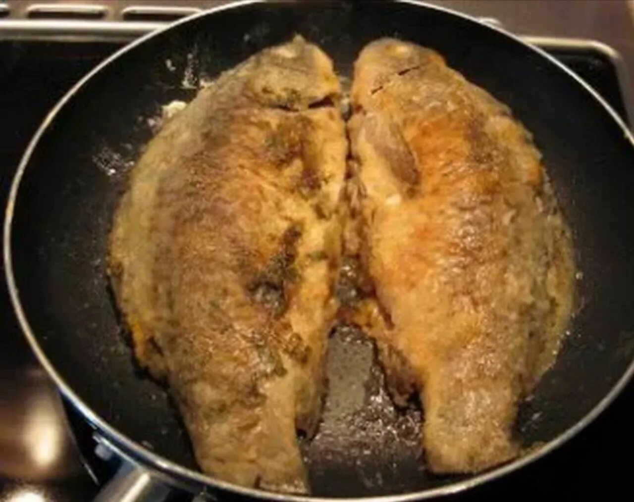Рыба жареная. Рыба на сковороде. Жареная рыба на сковороде. Жареная рыба фото.