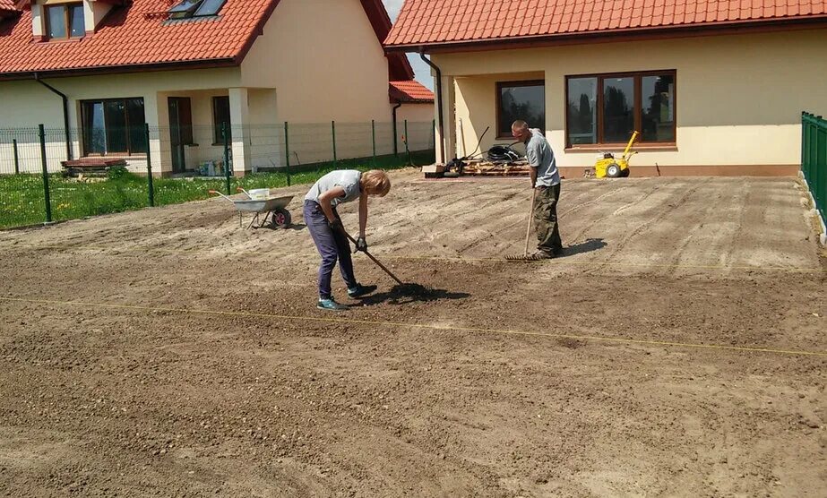 Выравнивание участка московская область. Подготовка участка под газон. Разравнивание участка. Выравниватель земли под газон. Подготовка территории под газон.