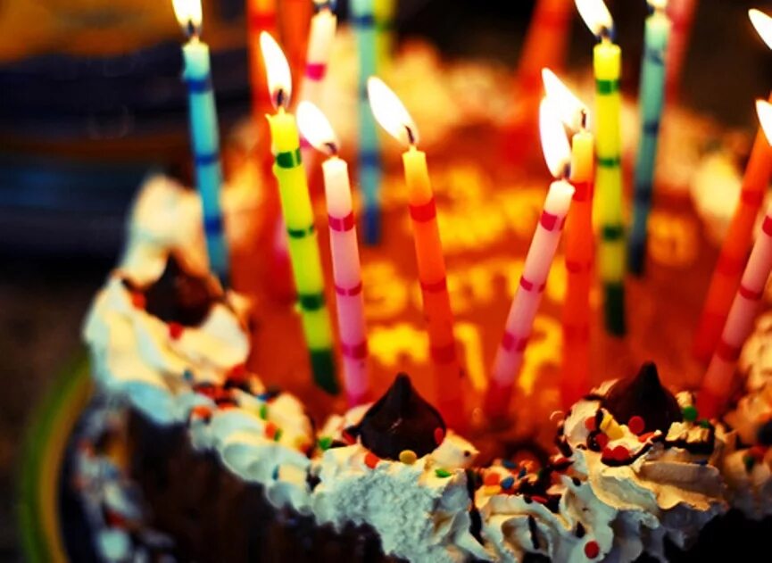 Торт со свечками. Торт с днем рождения!. Тортик со свечами. Свечи для торта. Загадочный день рождения