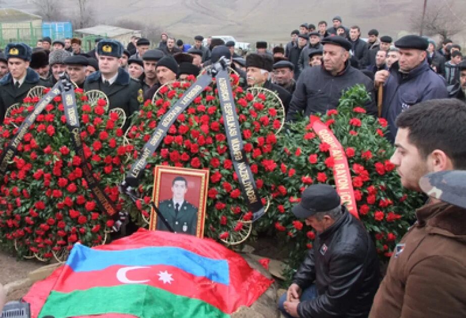 Могилы азербайджанских солдат. Похороны азербайджанских солдат. Похороны армянского солдата. Трупы азербайджанских солдат.