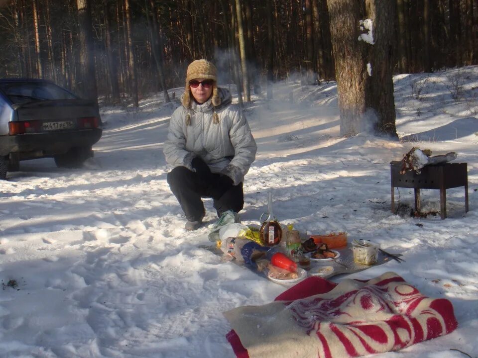 Зимний выезд. Шашлык зимой. Шашлык зимой на природе. Зимний шашлык на даче. Зимний выезд на природу.