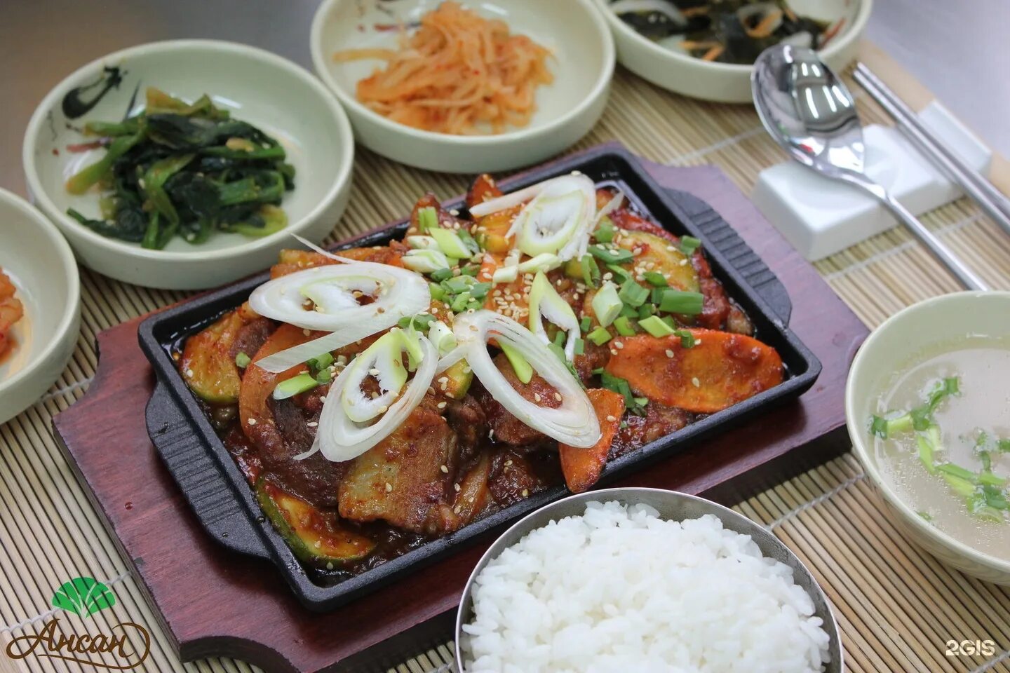 Кафе корейской кухни. Ансан владивосток корейская кухня. ресторан южнокорейской кухни ансан. корейская еда готовая. корейский ресторан с грилем на столе.