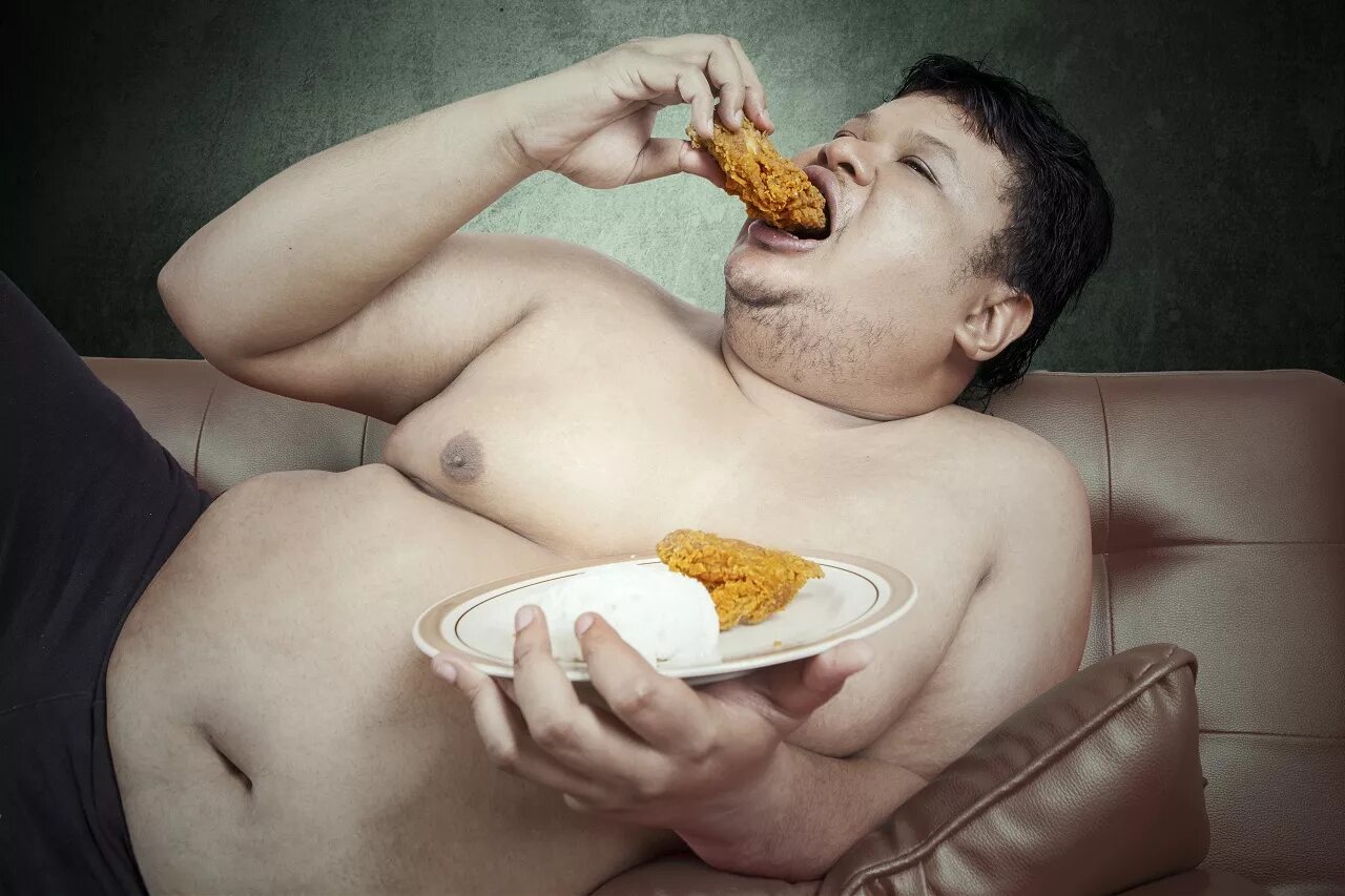 Толстяк с едой на диване. Неправильное питание. Fat meal. Креатив фото люди еда. Гамбургер и здоровая еда.