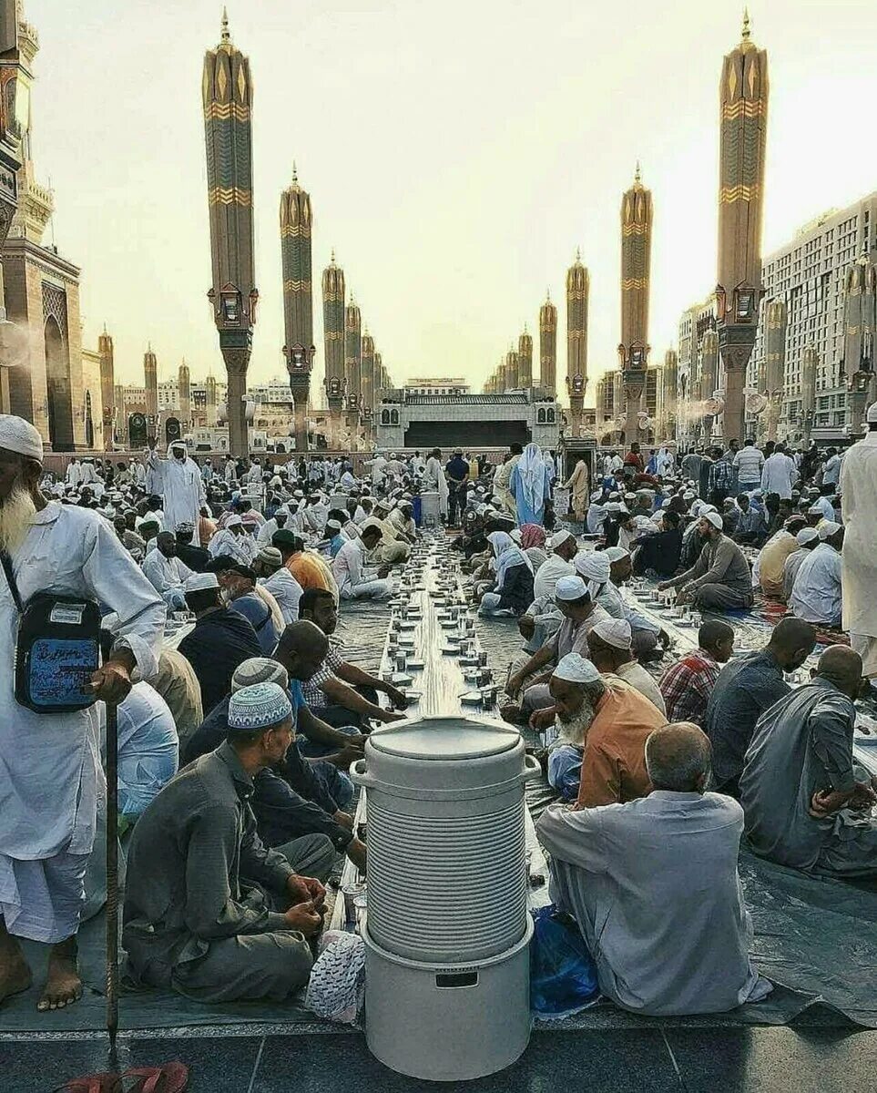 Дубай ураза. Медина ифтар. Рамазан в Мекке. Ифтар в Мекке. Iftar Makkah Kaaba.