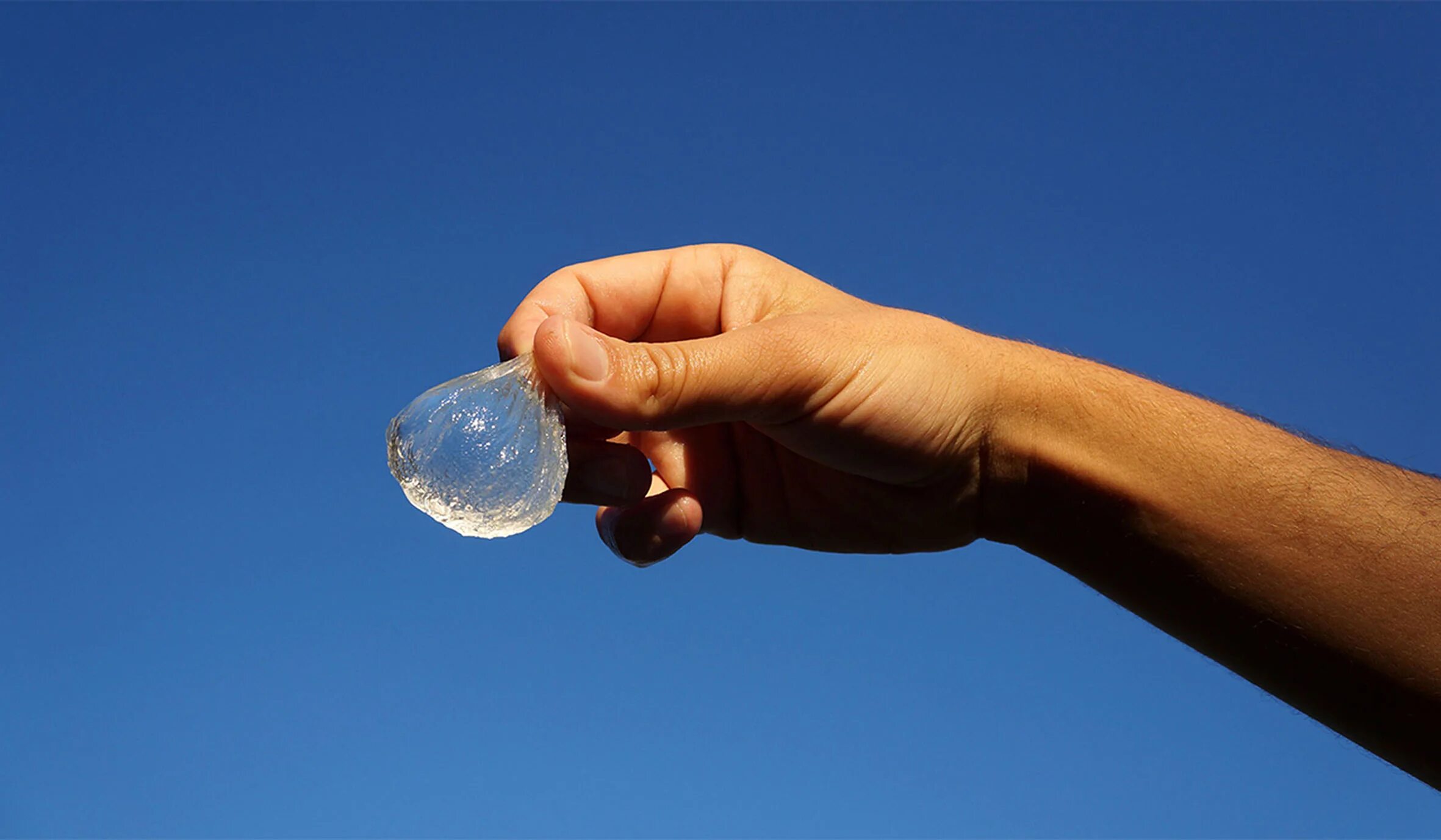 Съедобная вода. Съедобные бутылки ooho. Съедобные шарики ooho. Съедобные шарики ooho. Ooho водяные шарики.