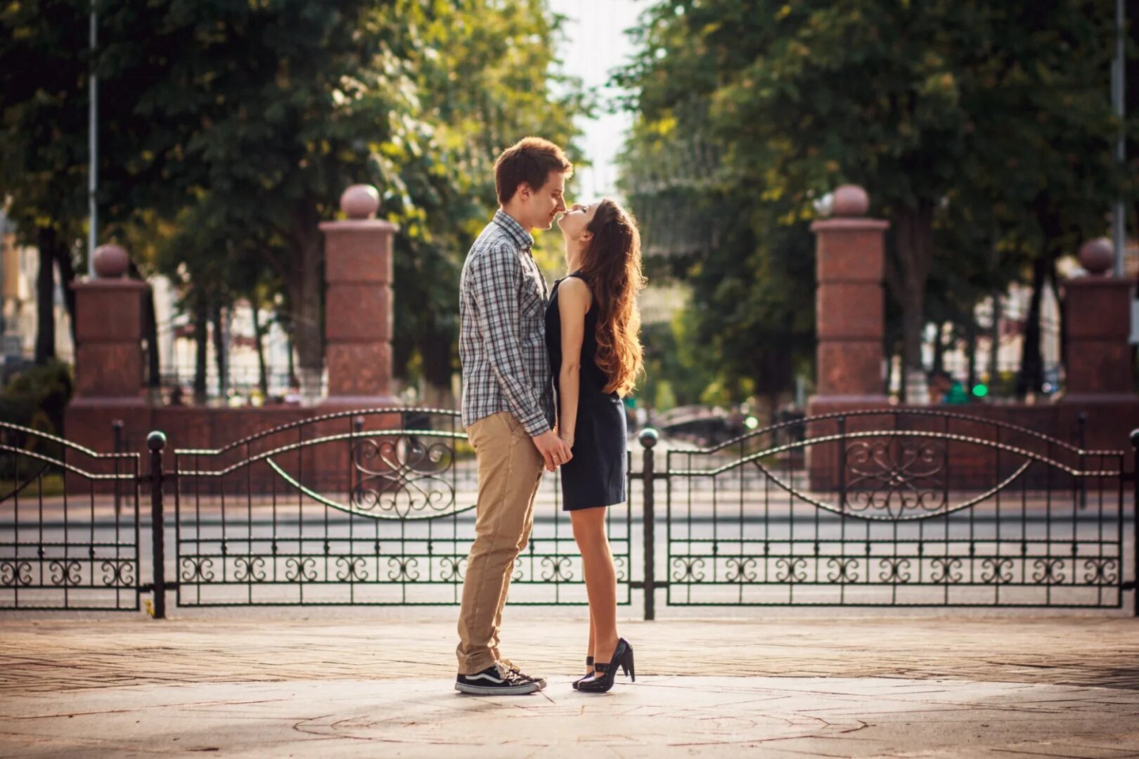 Любовь в городе жара. Love story прогулка. Лав стори прогулка. Love story фотосессия в городе. Лав стори прогулка по городу.