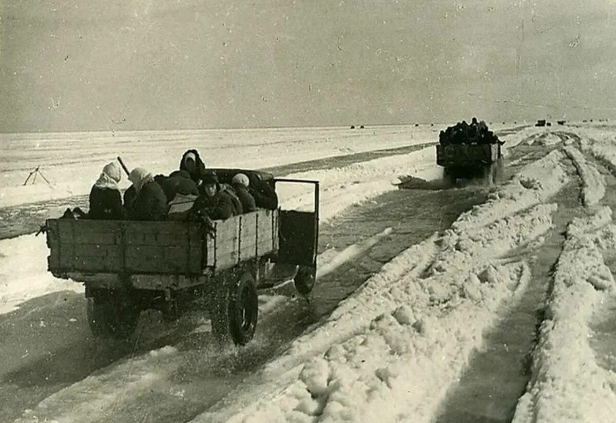 Автомобиль дорога жизни. Блокада Ленинграда дорога жизни через Ладожское озеро. Блокада Ленинграда дорога жизни машины. Дорога жизни блокадного Ленинграда полуторка. Блокада Ленинграда дети дорога жизни.