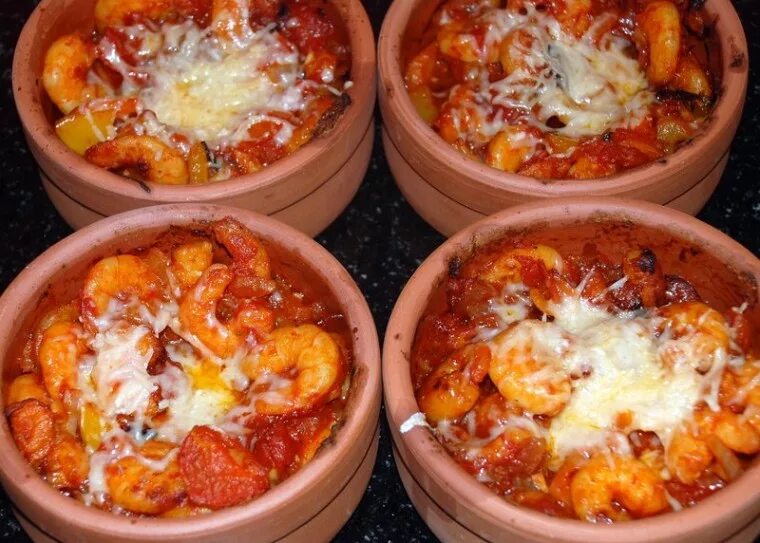 гювеч турецкий. креветки в горшочке. креветки в горшочке. креветки в томатно-чесночном соусе. жульен из креветок.