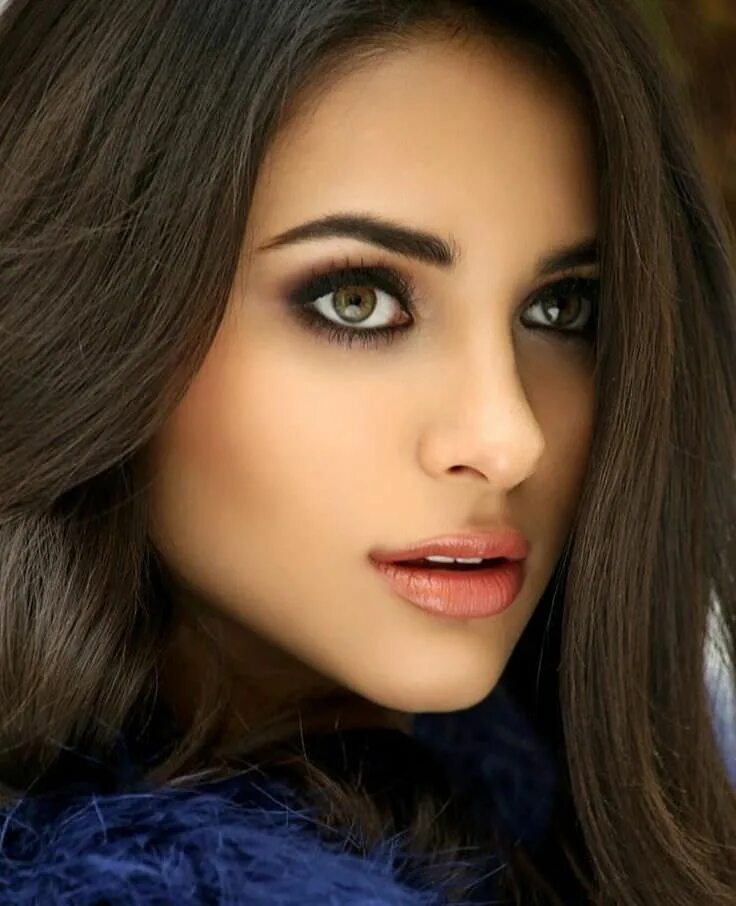 Брюнетки цвет глаз. Макияж для брюнеток. Брюнетка с голубыми глазами. Макияж для брюнеток с зелеными глазами. Брюнетки цвет глаз.