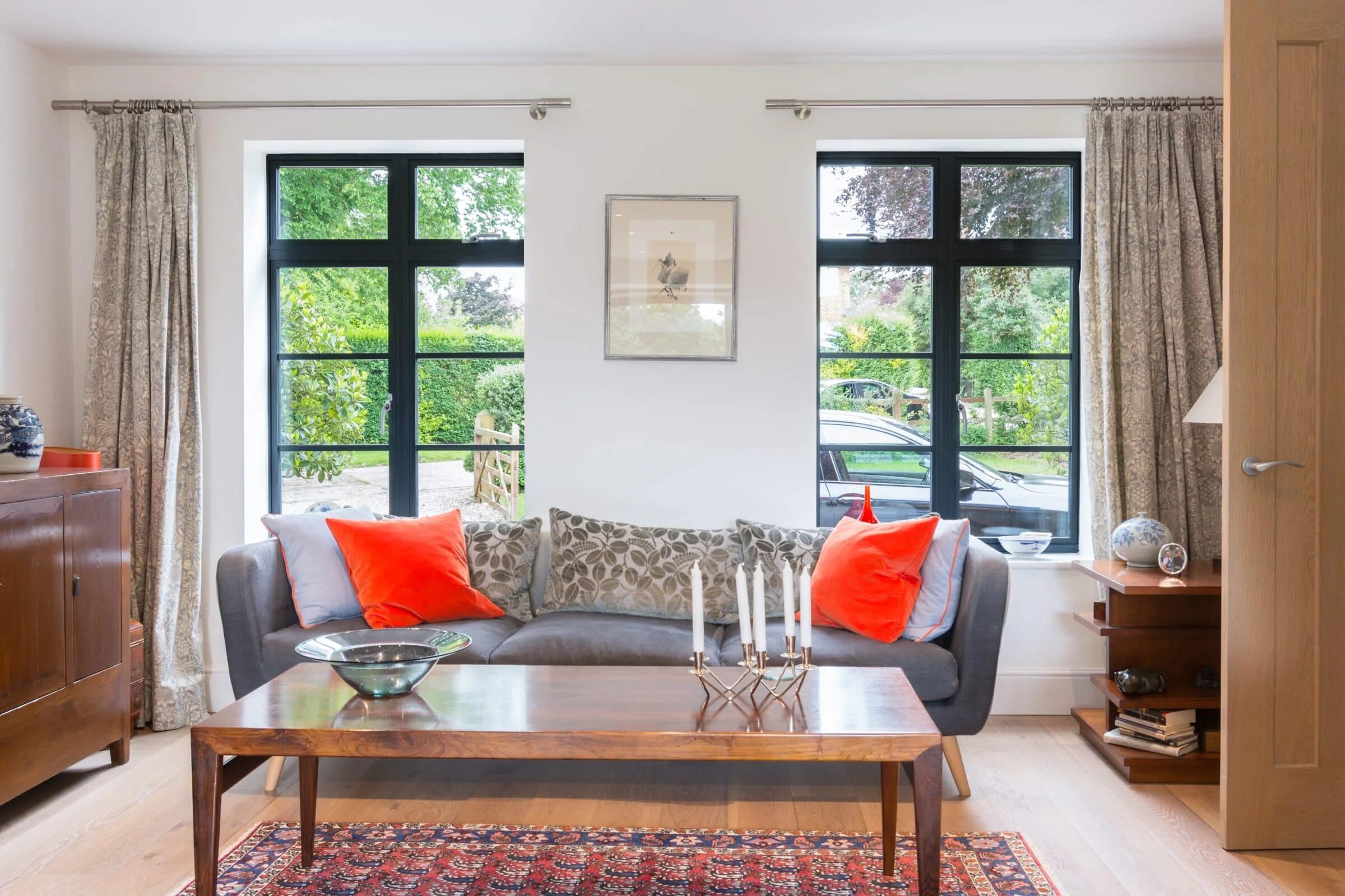 Виниловые окна. Человек у окна. Look that window. Качественные пластиковые окна. Interior design room big window.