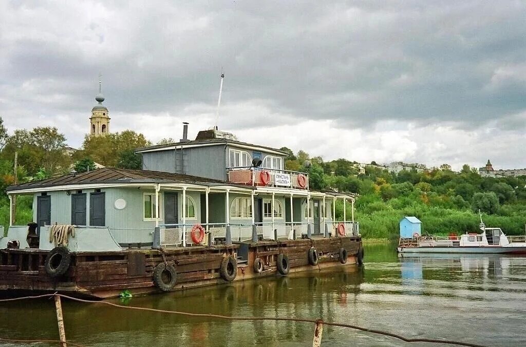 Пристань род. Таруса пристань. дебаркадер пристань калуга. калуга пристань на реке оке. таруса причал.